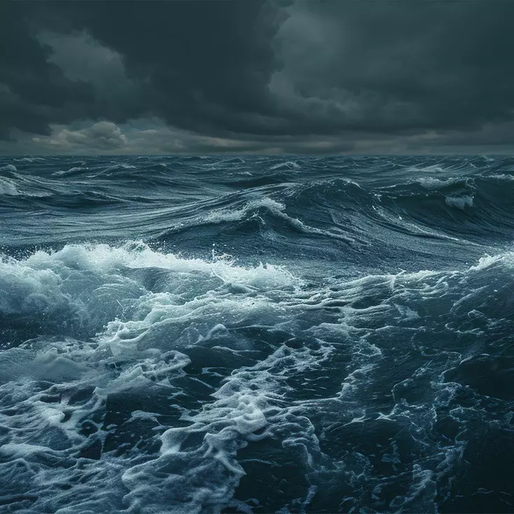 Una fotografia dell'oceano molto selvaggio e ondulato di notte.